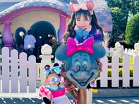 元AKB48河西智美、1歳愛娘とのディズニーショットを公開！ 「なんて可愛いママなの」「親子揃ってかわいい」