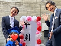 PINKY、夫・窪塚洋介＆娘と卒園式ショットを公開！ 「パパママ最強すぎる」「なんて素敵な家族！」