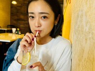 「また若返ってる？」安達祐実、レモンスカッシュを飲む姿に「え。大学生？」と驚くファンが続出！