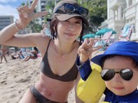 「ハミケツが…」安田美沙子、水着姿で息子たちとハワイを満喫！ 「鍛えた身体も素敵です！」