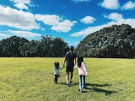 「めっちゃ素敵」水嶋ヒロ、妻・絢香が撮影した娘2人との家族ショットを公開！ 「夫婦愛が伝わります」