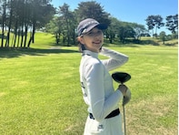「いい女すぎる」ももクロ・玉井詩織、美脚際立つ超ミニ丈ゴルフウエア姿を公開！ 「フォームも綺麗」