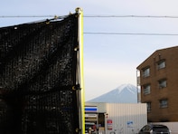 富士山ローソンで黒幕設置完了…翌日の様子＆地元の声は？ 富士山マックに富士山スタバ、新スポットも