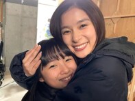 芳根京子、“可愛い妹”との熱烈ハグショット公開！ 「そっくりで可愛いです！」「姉妹かわいい」