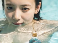 「美女人魚姫」3rd写真集発売決定の岡田紗佳、抜群ボディあらわな水着姿に反響！ 「めっちゃ美人」