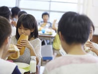 「短すぎる給食時間」にどんな弊害が？ 授業短縮でなんとか20分確保する日も…小1年担任に実態を聞いた