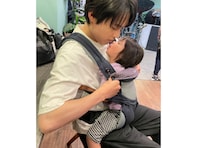 「癒しでしかない」松村北斗、娘を抱く“父親姿”にファン歓喜！ 「ホントの親子やないかい」