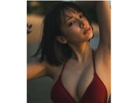 「ナイスバディ」プロ雀士・岡田紗佳、圧巻美バストあらわな写真集ショットを披露！ 「惚れてしまう」