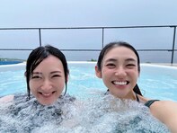 「東北ガール」生駒里奈＆山谷花純、ジェットバス姿を披露！ 「おふたりとも楽しそうで幸せそう」