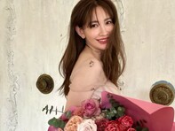 「結婚報告かと」小嶋陽菜、色っぽいドレス姿に「その時が来たかと思いました」「美が〜！」と反響！