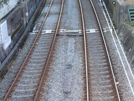 線路に敷かれている「砂利」には何の意味がある？ どこから持ってきているの？【鉄道の専門家が回答】