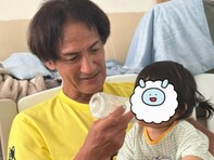 「優しい眼差し」丸山桂里奈、夫・本並健治と娘のミルクあげショット公開！ 「子どもの成長は早いですね」