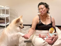 「もうそれにしか見えない」バービー、“警察犬を手なづける密売人”姿!? 夫「すごいかわいい」と絶賛