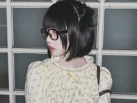 「神がかってる」あの、ほっそり美脚際立つワンピース姿に反響！ 「この顔にこのスタイル」の声