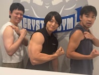 「菅田くん腕すごっ！」人気芸人、菅田将暉＆仲野太賀との“筋肉ショット”に反響！ 「豪華な生徒」