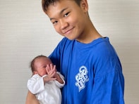 ゆたぼん、生まれたばかりの弟胸に抱き「にーちゃんに出来ることは全部やってあげる」