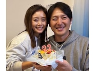 「お手本のようなご夫婦」岩隈久志、美人妻との“結婚22周年”ラブラブショットに反響！ 「素敵な関係」