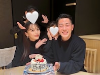 「憧れの夫婦」近藤千尋、夫・ジャンポケ太田の誕生日を家族でお祝い！ 「小さいおてても愛おしい」