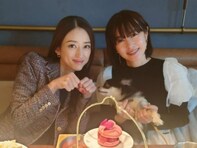 「なんと美しいショット」小沢真珠、51歳・さとう珠緒との最新プライベートショットに称賛の声！