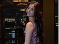 「同じ人間だと思えない」新木優子、“一目惚れしたドレス”で二の腕際立つ姿に反響！ 「可愛い過ぎ」