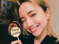 豊田エリー、夫・柳楽優弥と結婚記念日＆誕生日を祝福！ 幼少期ショットも公開「開脚すごいですね！」