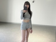 「スタイルえぐい」渡辺美優紀、腹出し＆美脚際立つ自撮りショットに反響！ 「ずっとみていられる」