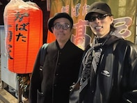 「やばいっちゃ」野田洋次郎、大物俳優との“女子旅”ショットに大反響！ 「会いたかったぁぁぁ」