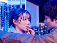 「どうなるこの2人」足立梨花、イケメン俳優からの“壁ドン顎クイ”ショット披露！ 「ドキドキです」