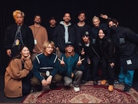 ワンオクToru、超豪華メンバーの集合写真を公開！ 妻・大政絢、Taka、Hiro＆山本舞香、京本大我の姿も