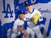 「しれ〜っとお膝の上に」ドジャース公式、佐々木朗希がキケの膝に座る姿を公開！ 「頼れる兄貴」