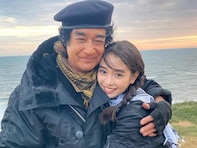 「ずーっと大好き」藤岡弘、の17歳三女、密着ツーショットで父の79歳誕生日を祝福！ 「理想の父娘」