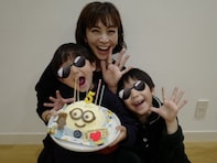 「いいお母さん」安田美沙子、次男の誕生日を自宅で祝う親子スリーショット公開！ 「幸せファミリー」