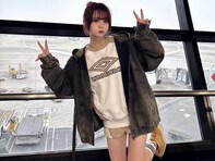 「めっちゃエモい」人気インフルエンサー、ほっそり美脚際立つ超ミニ丈コーデ！ 「ほんとにスタイルいい」