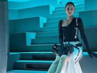 「スタイル良すぎ！」新木優子、圧巻スタイル際立つ美脚ショットにファン歓喜！「圧倒的な美のオーラ」