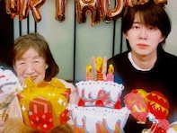 「どちらのお母さん？」ヒロミ＆松本伊代の長男・小園凌央、祖母の91歳誕生日を祝福！ 「お若いです」