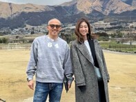 「サイコーじゃん」小野伸二の美人妻、“珍しく夫婦で熊本”ショット公開！ 「二人とも素敵ですね」