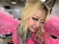 エルフ荒川、“全女子の憧れ”人気芸人の衣装姿を披露！ 「荒川ちゃん天使」「最強、かわい過ぎ」