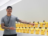 「強そうなポケモントレーナー」ドジャース投手、大量のピカチュウに満面の笑み！「めっちゃ嬉しそう」