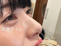 「毛穴がない.....」浜辺美波、“ドアップ”横顔ショットに反響！ 「ドアップまじで可愛すぎて」