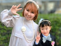 浜田ブリトニー、長女の卒園写真を公開「あっという間に成長しましたっ」「マヂで私よりしっかりしてる」