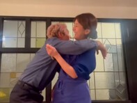 「ラブラブですね」大学卒業のつるの剛士、美人妻から祝福を受ける！ 「ほんっと憧れの夫婦」