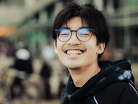 つるの剛士、留学中のイケメン長男が21歳に。顔出し写真に「あんなに小さかったのにめちゃめちゃ大人ですやん」