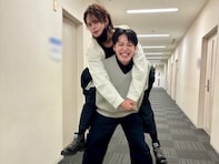 「イチャイチャしてる〜」上田竜也、レインボー池田との仲良しショットに反響！ 「おんぶされて可愛い」