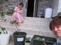 「成長が楽しみ」杉浦太陽、妻・辻希美とのツーショットで豪華自宅の玄関公開！ 「家庭菜園スタート」