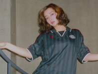 「顔ちっちゃーい」池田エライザ、超ミニ丈から美脚を大胆披露！ 「釘付け」「かっこよくてオシャレ」