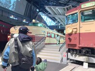 南明奈、夫・濱口優＆“2歳の息子くん”の手つなぎショットを公開！ 「乗り物好きは親2人と一緒だね」