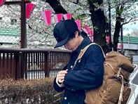 「目黒川行ったら会えたんですね」坂口健太郎、プラダコーデの花見ショット公開「凄く似合ってる」