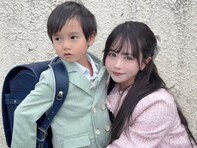 「イケメンだぁ」美人YouTuber、息子の入学式での親子ショットを公開！ 「息子さんモテそー」