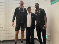 「一樹さんが1番小さい、、」184cmの沢村一樹、バスケ選手に挟まれた姿に驚きの声！ 「びっくり」