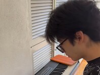 「耳コピの才能やばすぎ」つるの剛士、“感覚人間”の長男がピアノを弾く姿に反響！ 「天才ですね」